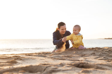 Mutter spielt mit kleiner Tochter am Strand - DIGF03237