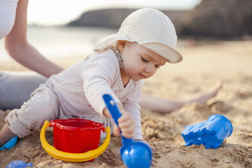 Mutter spielt mit kleiner Tochter am Strand - DIGF03250