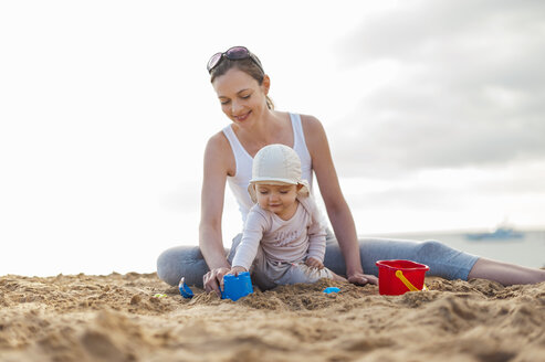 Mutter spielt mit kleiner Tochter am Strand - DIGF03251