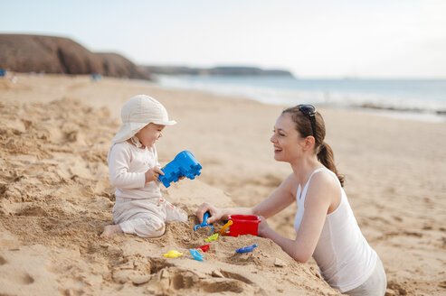 Mutter spielt mit kleiner Tochter am Strand - DIGF03253