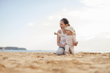 Happy mother with little daughter on the beach - DIGF03255
