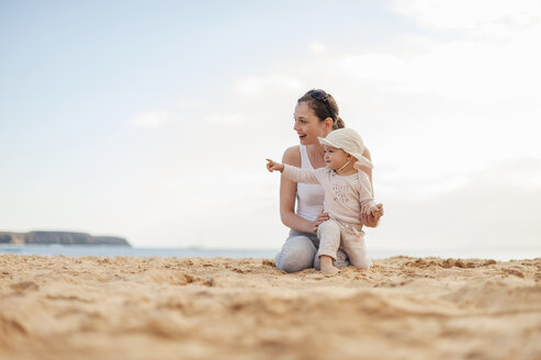 Glückliche Mutter mit kleiner Tochter am Strand - DIGF03255