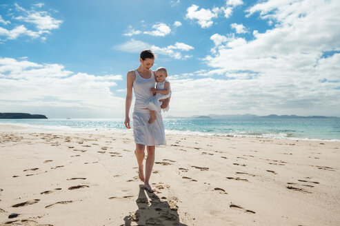 Mother walking with little daughter on the beach - DIGF03263