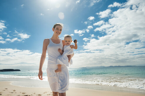 Mutter geht mit kleiner Tochter am Strand spazieren - DIGF03264
