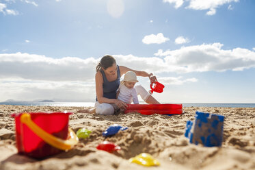 Mutter spielt mit kleiner Tochter am Strand - DIGF03269