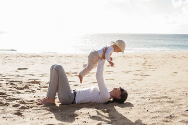 Glückliche Mutter mit kleiner Tochter am Strand - DIGF03272