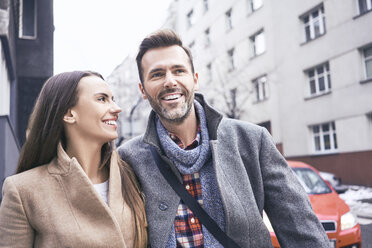 Happy couple on city street - BSZF00233