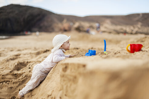 Spanien, Lanzarote, kleines Mädchen spielt am Strand - DIGF03284