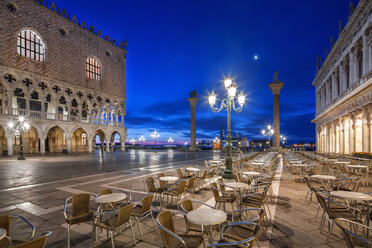 Italien, Venetien, Venedig, Markusplatz und Dogenpalast, früher Morgen - YRF00196