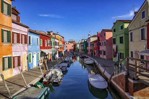 Italy, Veneto, Burano, canal with boats and colourful houses - YRF00197