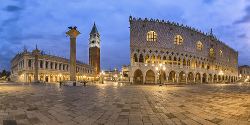 Italien, Venetien, Venedig, Panoramablick auf den Markusplatz, Campanile di San Marco und Dogenpalast, früher Morgen - YRF00198