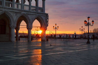 Italien, Venetien, Venedig, Markusplatz und Dogenpalast bei Sonnenaufgang - YRF00199