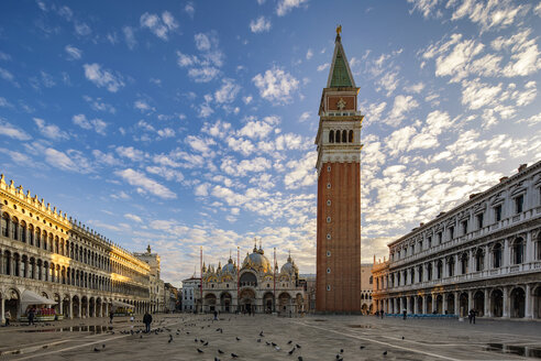Italien, Venetien, Venedig, Markusplatz mit Markusdom und Campanile, früher Morgen - YRF00203