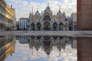 Italien, Venetien, Venedig, Markusplatz mit Markusdom, gespiegelt - YRF00204