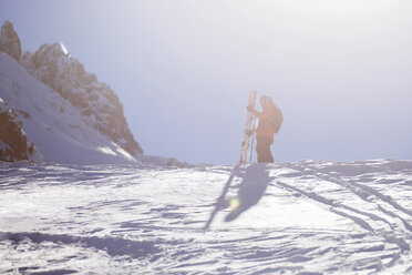 Österreich, Tirol, Mutters, Freeride-Skifahrer beim Bergaufstieg - CVF00140