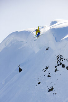Österreich, Tirol, Alpbach, Skifahrer beim Freeride-Springen über Schneeverwehung - CVF00141