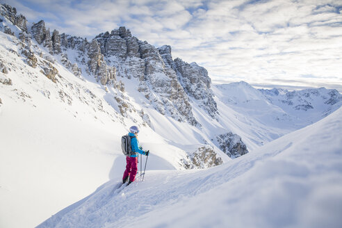 Österreich, Tirol, Kalkkoegel, Axamer Lizum, Freeride-Skifahrer mit Blick ins Tal - CVF00143