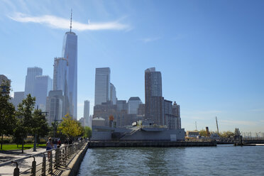 USA, New York City, pier at Hudson River with One World Trade Center in background - SEEF00004