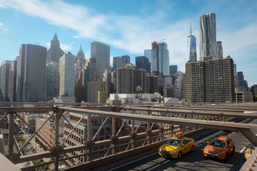 USA, New York City, Skyline mit One World Trade Center von der Brooklyn Bridge aus gesehen - SEEF00009