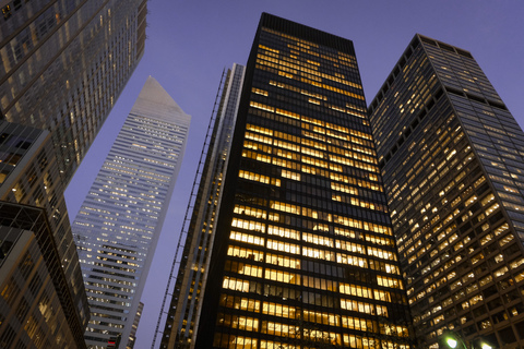 USA, New York City, Wolkenkratzer in der Abenddämmerung, lizenzfreies Stockfoto