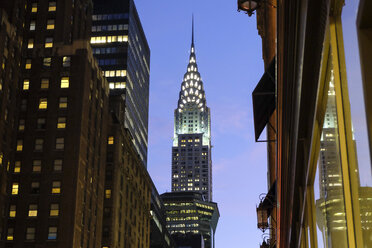 USA, New York City, Crysler Building in der Abenddämmerung - SEEF00013