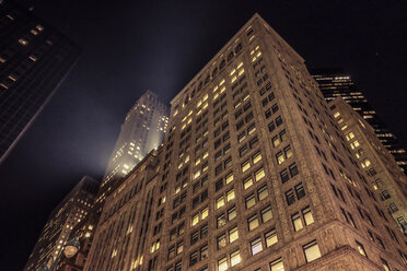 USA, New York City, Wolkenkratzer bei Nacht - SEEF00020