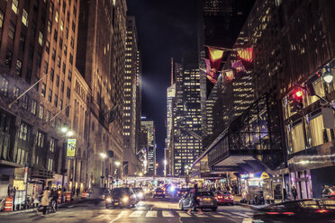 USA, New York City, Straßenszene bei Nacht - SEEF00021