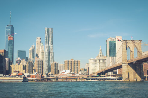 USA, New York City, Skyline und Brooklyn Bridge, von Brooklyn aus gesehen - SEEF00023