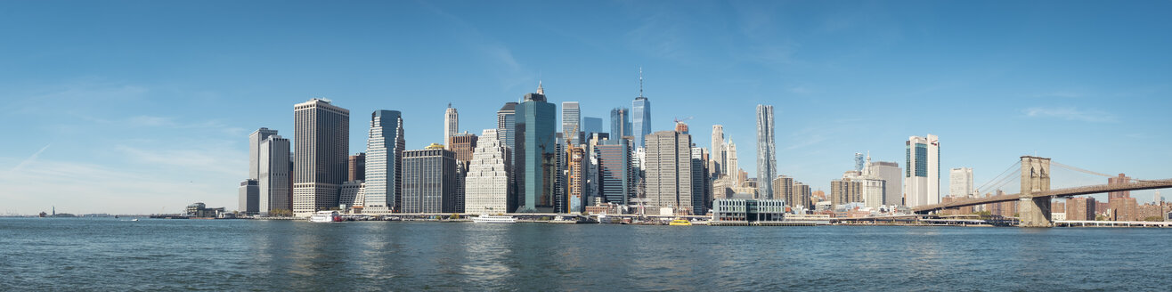 USA, New York City, Skyline und Brooklyn Bridge, von Brooklyn aus gesehen - SEEF00024