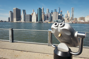 USA, New York City, münzbetriebener Feldstecher und Skyline von Brooklyn aus gesehen - SEEF00026