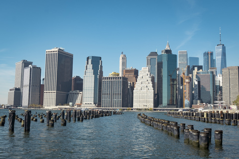 USA, New York City, Skyline und Wellenbrecher, lizenzfreies Stockfoto