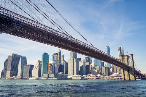 USA, New York City, Skyline und Brooklyn Bridge, von Brooklyn aus gesehen - SEEF00030