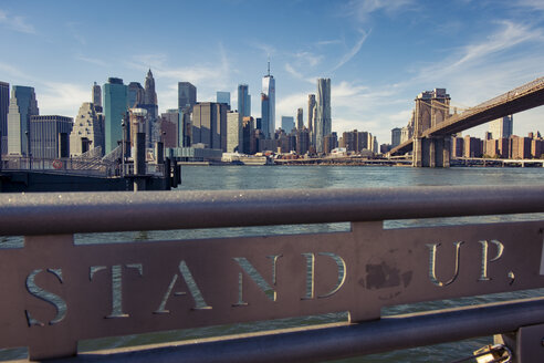 USA, New York City, Skyline und Brooklyn Bridge vom Brooklyn Pier aus gesehen - SEEF00033