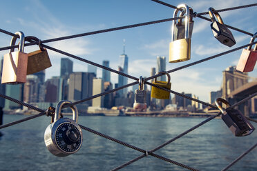 USA, New York City, skyline and love padlocks as seen from Brooklyn Pier - SEE00035