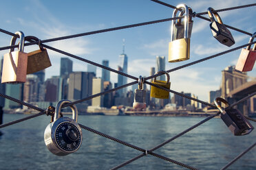 USA, New York City, Skyline und Liebesschlösser, gesehen vom Brooklyn Pier - SEE00035