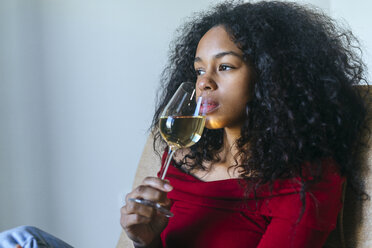 Porträt einer Frau, die ein Glas Weißwein trinkt - KIJF01908