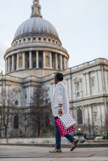 UK, London, Frau mit Einkaufstüten vor der St. Paul's Cathedral - MAUF01342