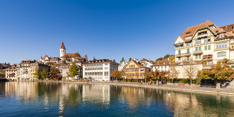 Schweiz, Kanton Bern, Thun, Fluss Aare, Altstadt mit Pfarrkirche und Aarequai, lizenzfreies Stockfoto