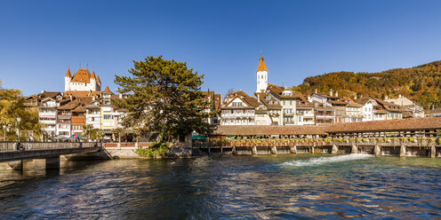 Switzerland, Canton of Bern, Thun, river Aare, old town with parish church, castle and sluice bridge - WDF04426