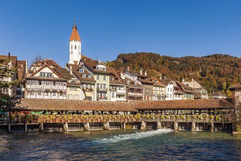 Schweiz, Kanton Bern, Thun, Fluss Aare, Altstadt mit Pfarrkirche und Schleusenbrücke, lizenzfreies Stockfoto