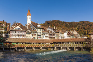 Schweiz, Kanton Bern, Thun, Fluss Aare, Altstadt mit Pfarrkirche und Schleusenbrücke - WDF04427