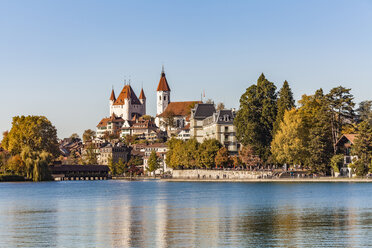 Switzerland, Canton of Bern, Thun, river Aare, old town with Aarequai, parish church and castle - WDF04428