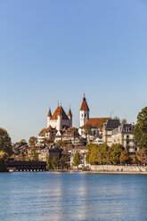 Switzerland, Canton of Bern, Thun, river Aare, old town with Aarequai, parish church and castle - WDF04429