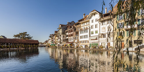 Schweiz, Kanton Bern, Thun, Fluss Aare, Altstadt mit Aarequai und Schleusenbrücke - WDF04431