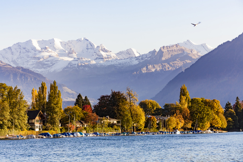 Schweiz, Kanton Bern, Thun, Fluss Aare und Alpenpanorama, lizenzfreies Stockfoto