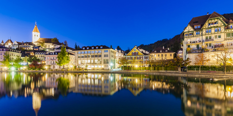 Schweiz, Kanton Bern, Thun, Fluss Aare, Altstadt mit Pfarrkirche und Aarequai zur blauen Stunde, lizenzfreies Stockfoto