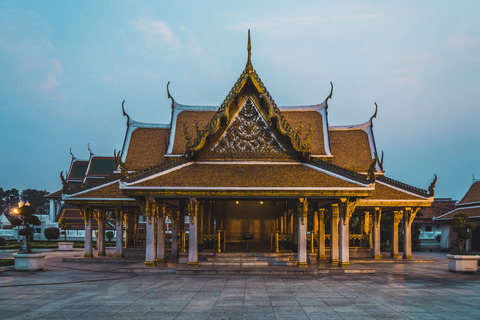 Thailand, Bangkok, Blick auf einen Tempel am Abend, lizenzfreies Stockfoto