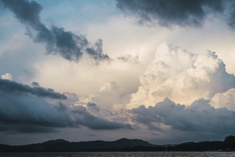 Thailand, Phuket, bewölktem Himmel über dem Meer, lizenzfreies Stockfoto