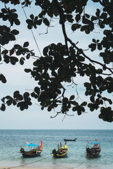 Thailand, Phuket, vertäute Boote an der Strandpromenade - KKAF00869