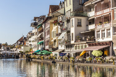 Switzerland, Thun, row of houses with pavement cafes and restaurants at riverside of Aare - WDF04436